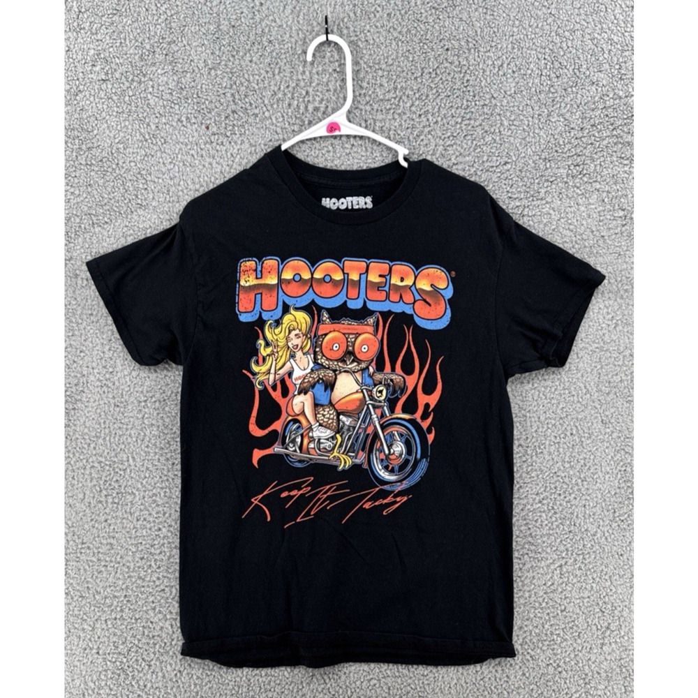 Hooters‎ Motorcycle T-Shirt Black Graphic “Keep It Lucky” Men's Sz Medium